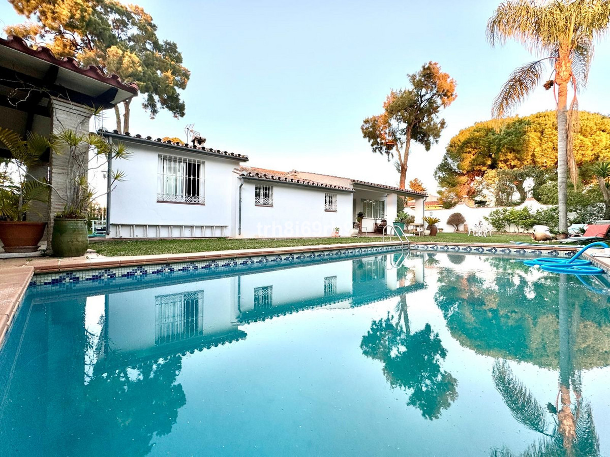 Freistehende Villa In Atalaya Wiederverkauf Costa Del Sol