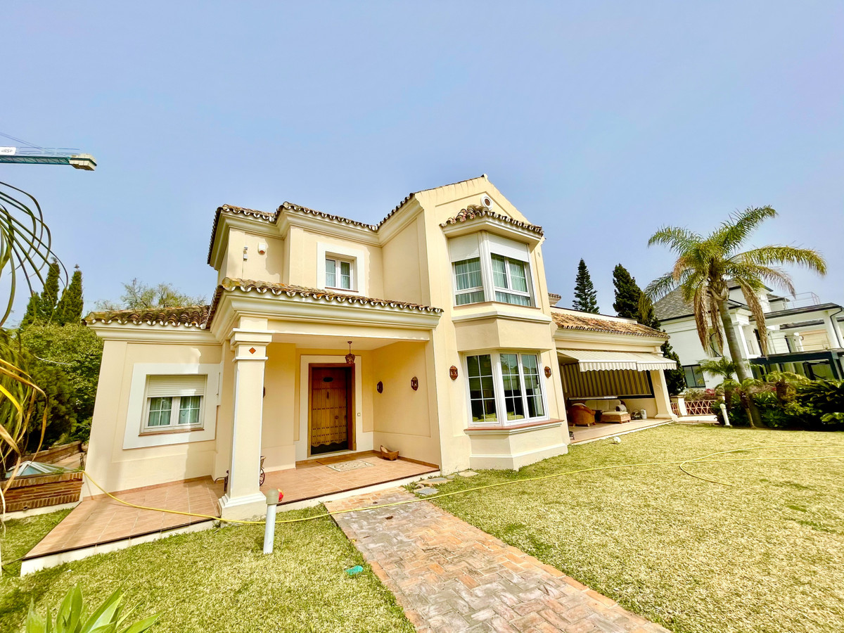 Villa for sale in El Rosario, Costa del Sol