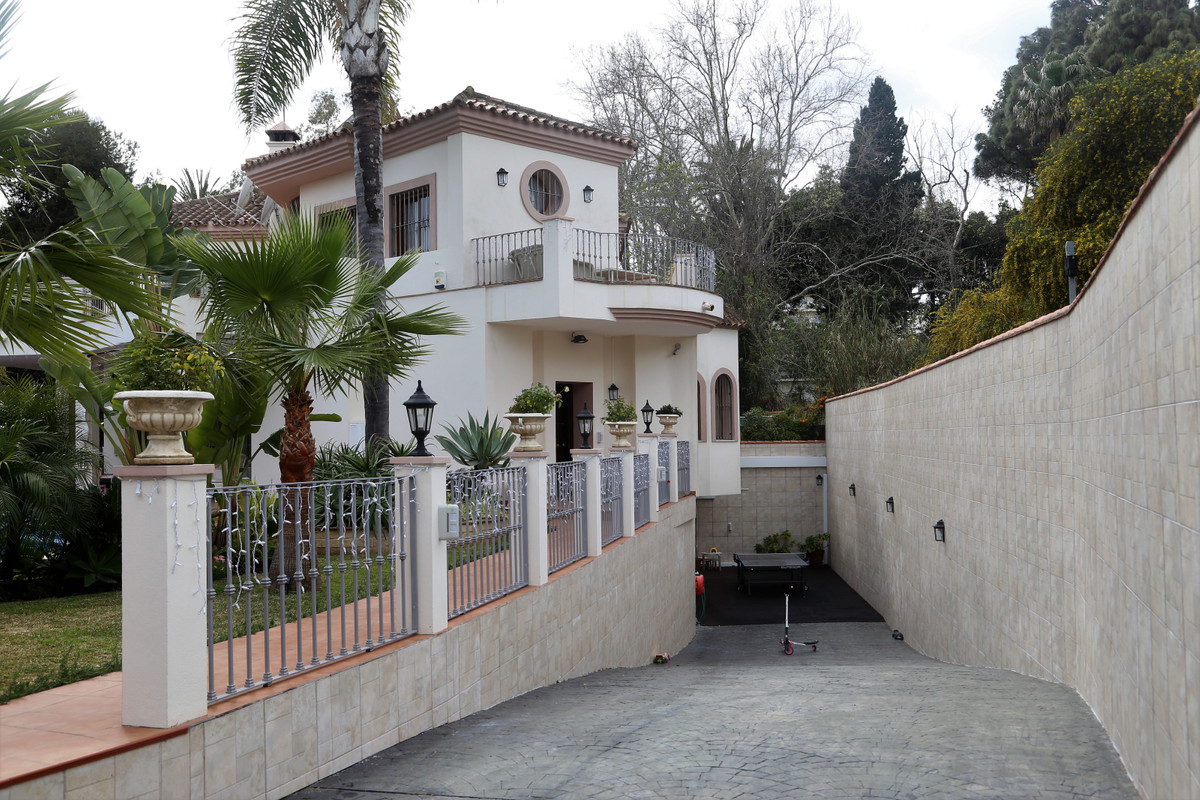 Villa te koop in Estepona R3452155