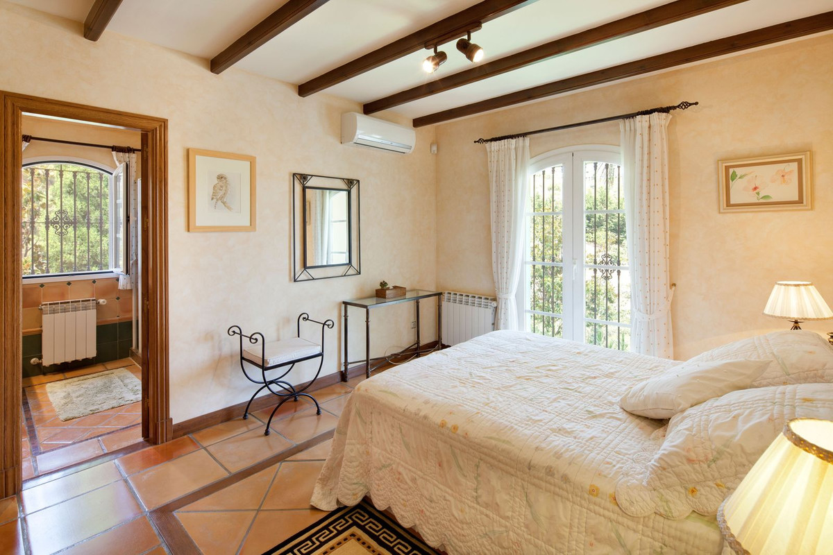 Villa con 8 Dormitorios en Venta Altos de los Monteros