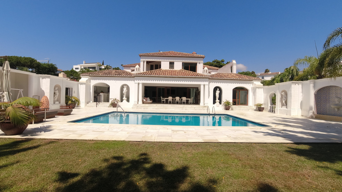 Villa te koop in El Paraiso R4676575