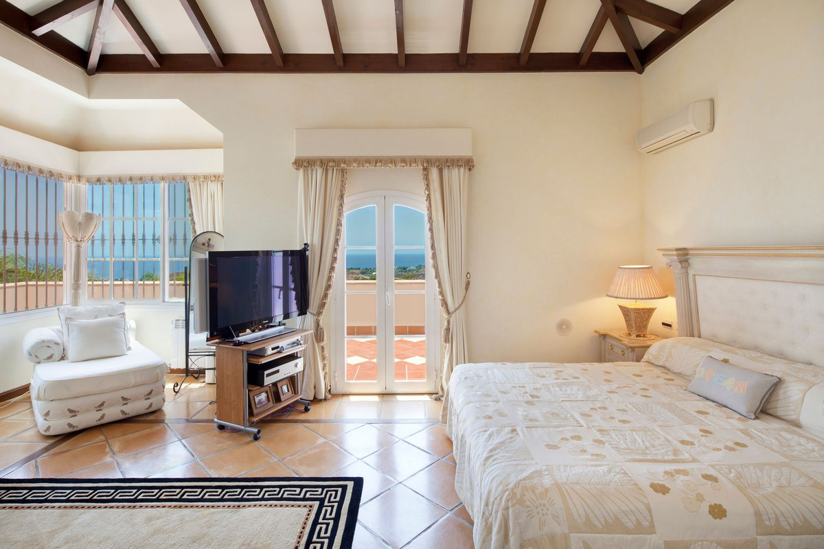 Villa con 8 Dormitorios en Venta Altos de los Monteros