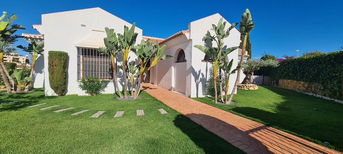 Villa te koop in Cerros del Aguila R4133581