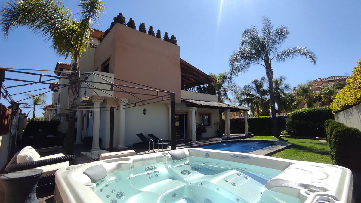 Villa te koop in Coín R4710985