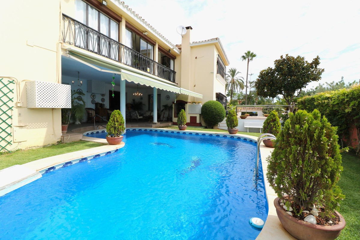 Villa te koop in Marbella R4437310