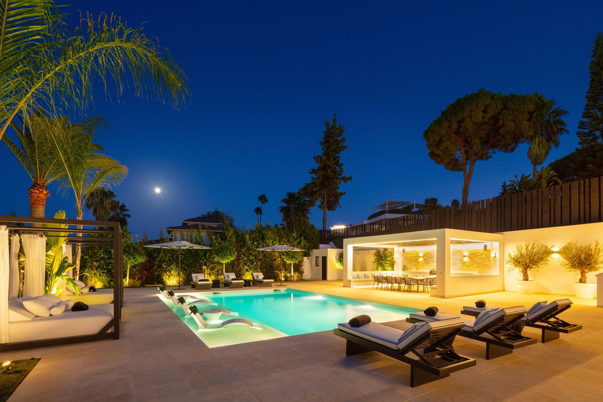 Villa te koop in Nueva Andalucía R4226896