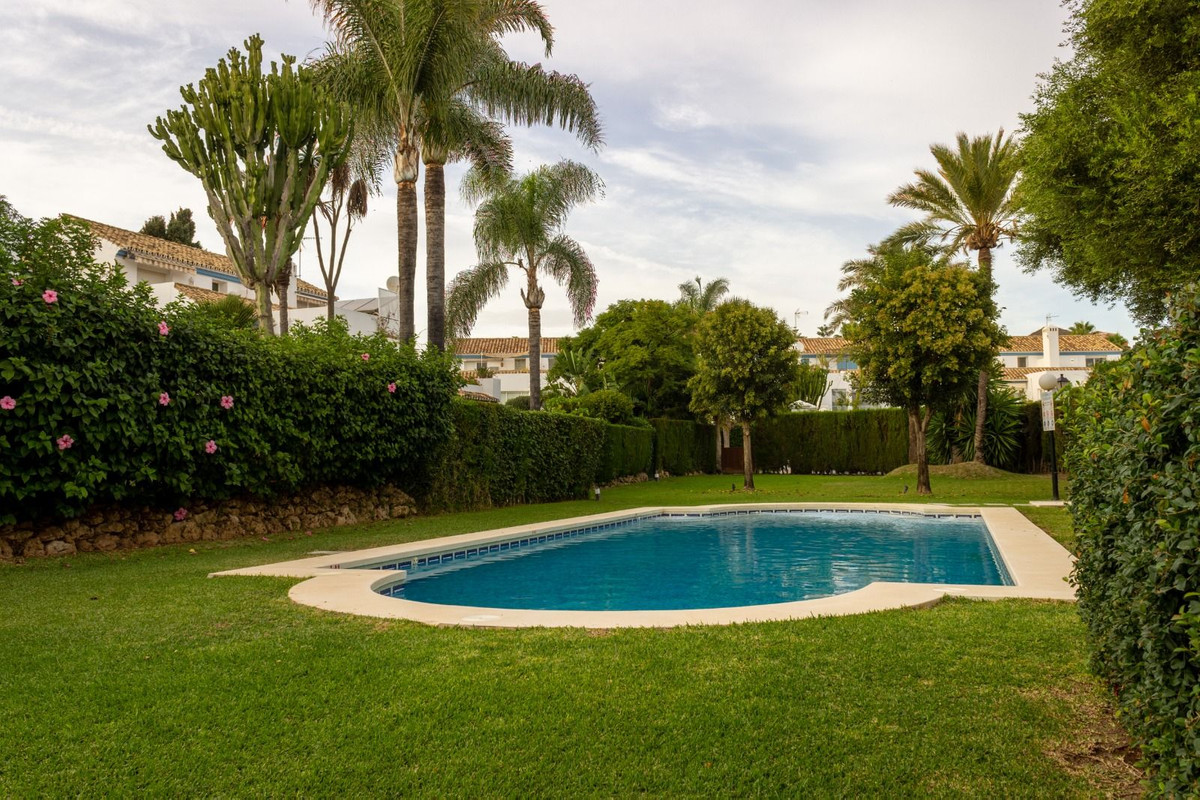 4 Schlafzimmer Halbe Freistehende Villa Zu Verkaufen Guadalmina Baja