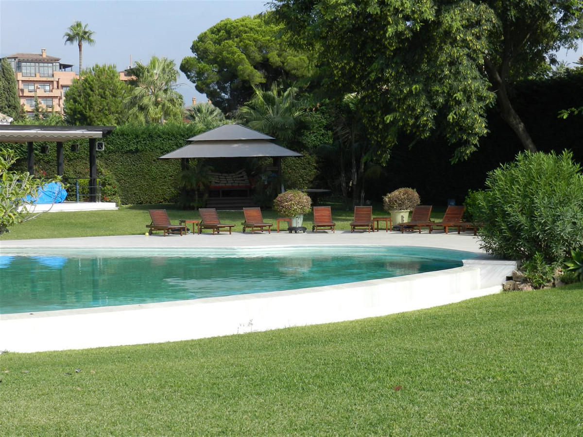 Villa te koop in Guadalmina Baja R4544632