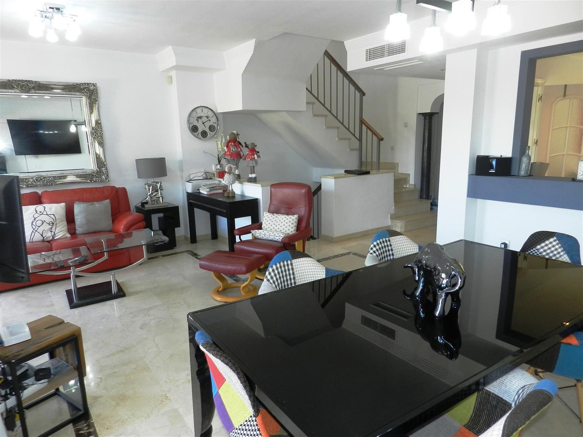 Villa te koop in La Duquesa R4376101
