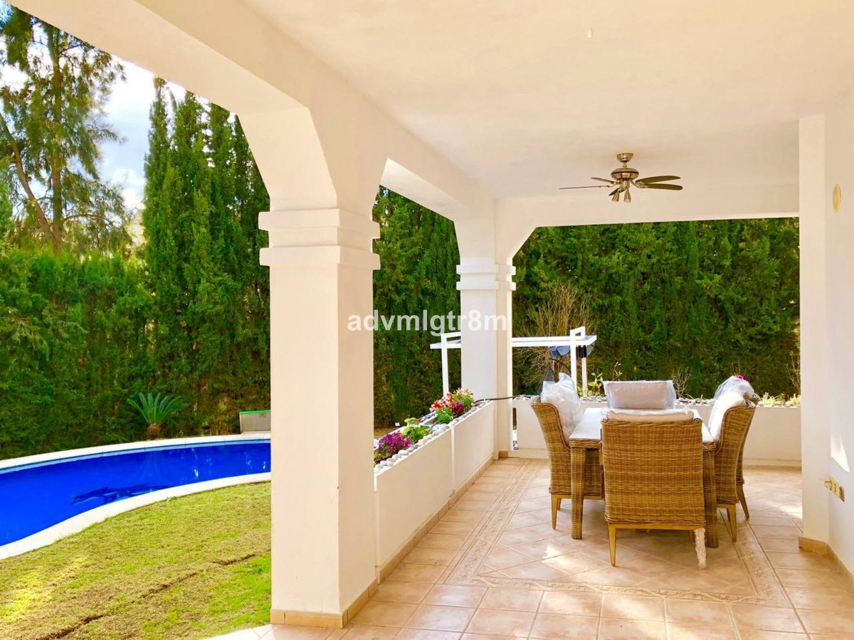 Villa te koop in El Paraiso R4413286