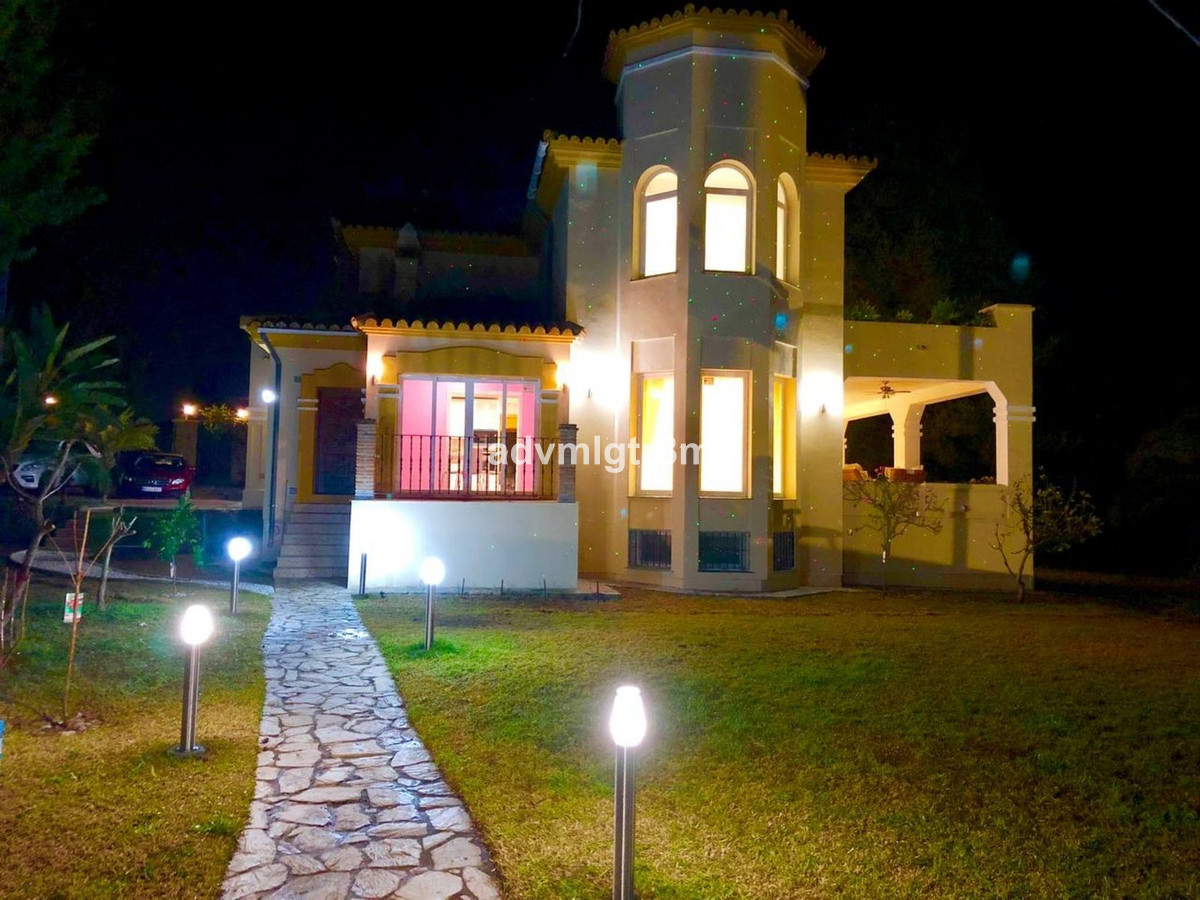 Villa te koop in El Paraiso R4413286