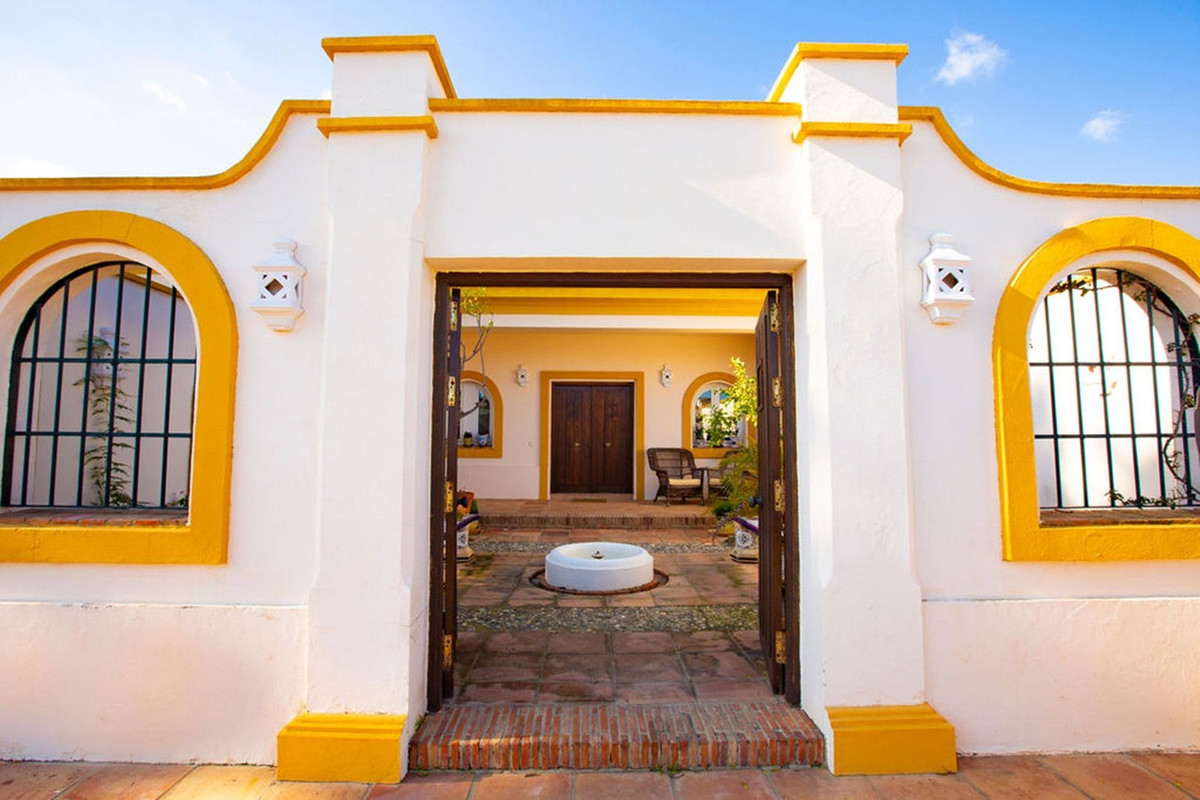 Villa te koop in San Roque R4622047