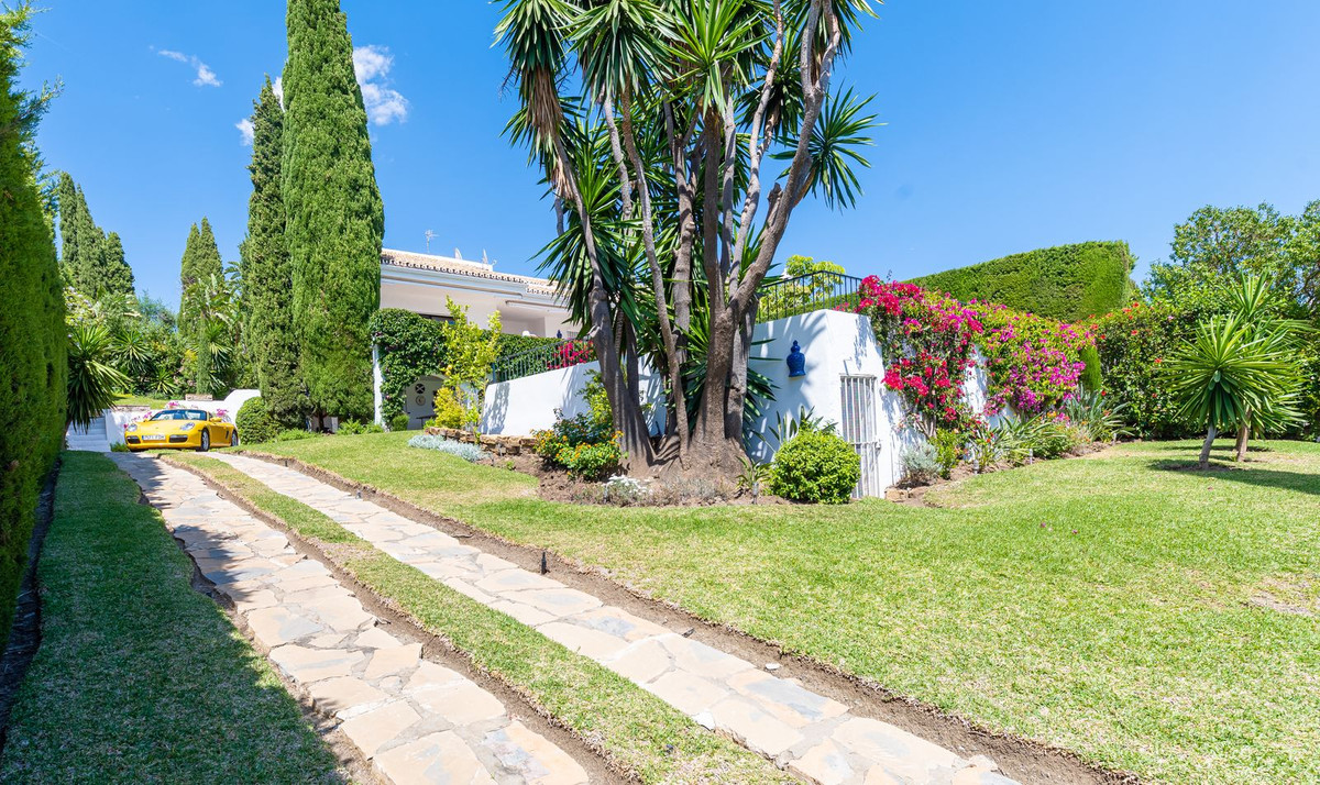 Villa te koop in El Paraiso R4653148