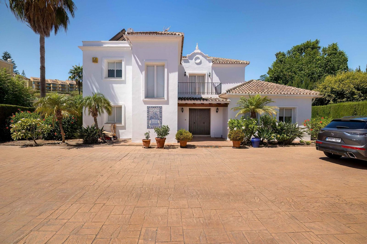 Villa te koop in El Paraiso R4502395