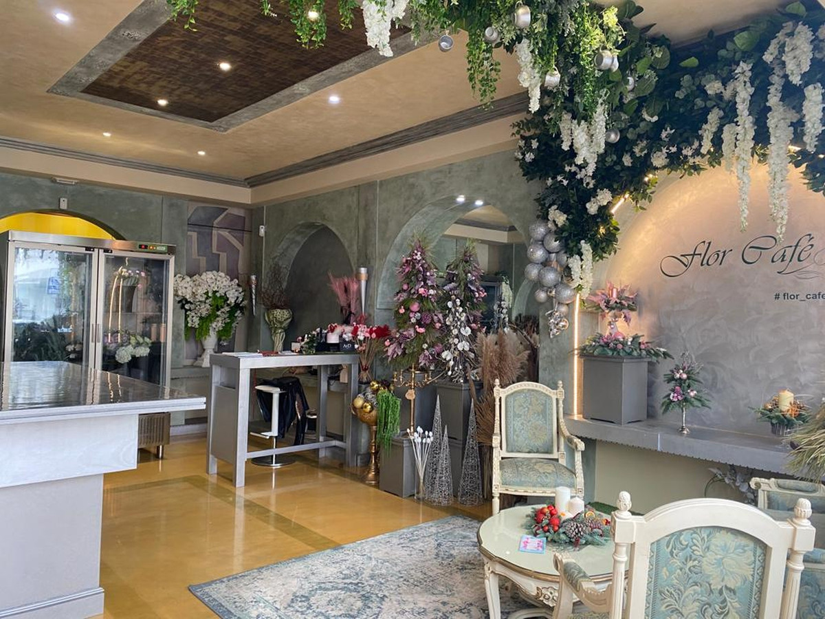TRASPASO - BUSINESS FOR SALE

Flower shop located in a center of San Pedro.
Full-cycle floristic bus, Spain