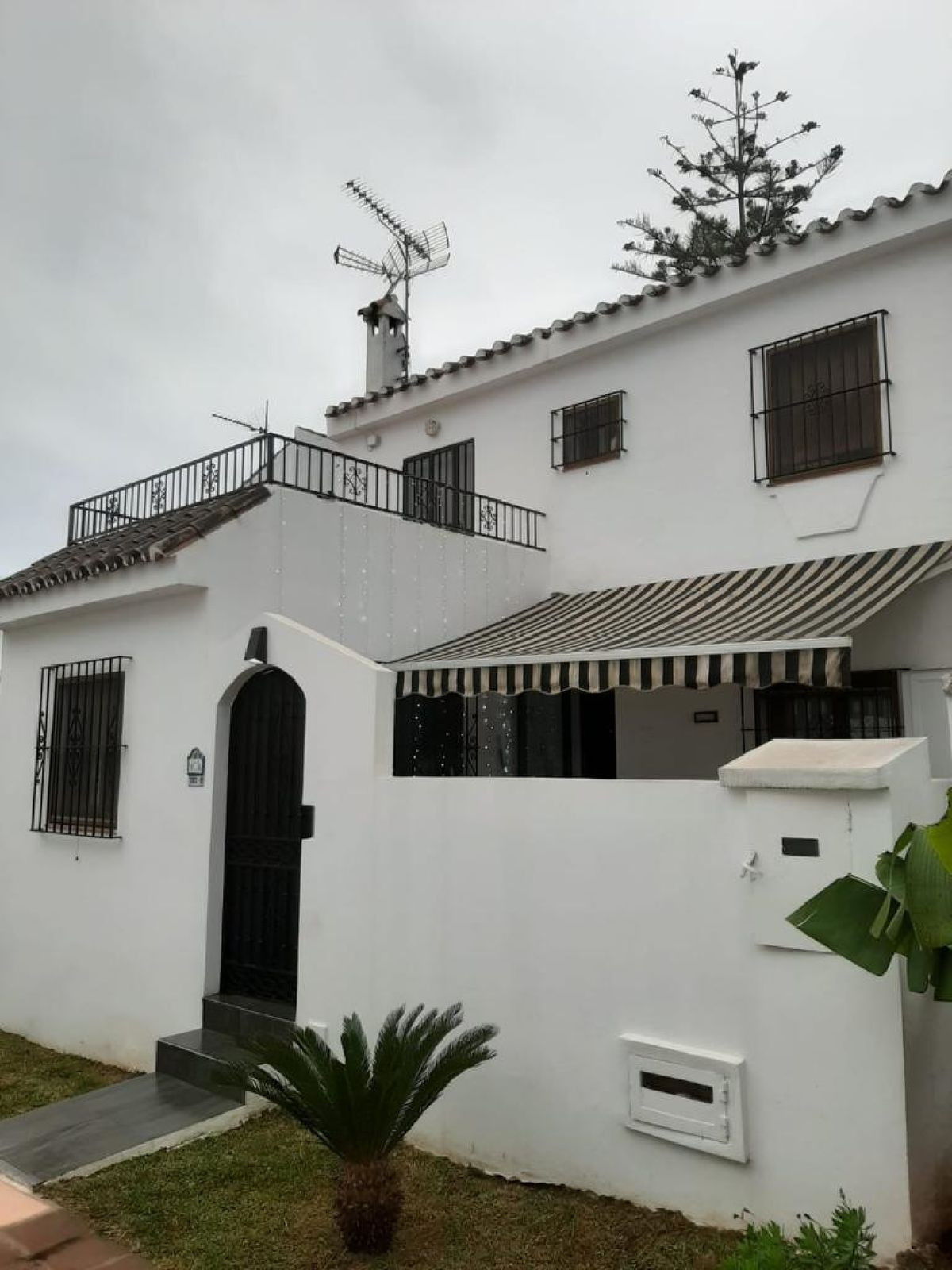 This charming semi-detached house is located in the prestigious Las Cancelas Urbanization, in the be, Spain
