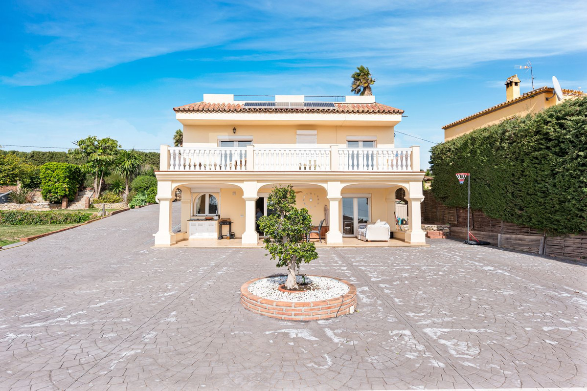 ES167201: Villa  in Estepona