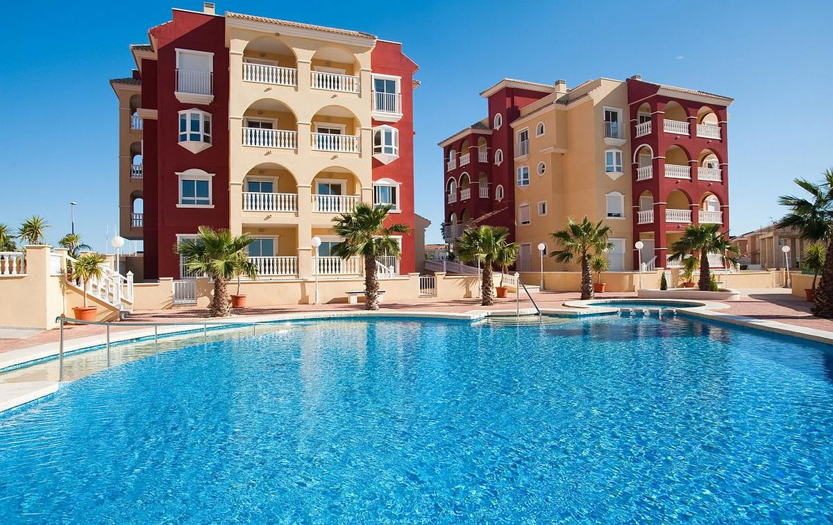 This fabulous 2nd Floor Apartment is located in a beautiful complex of Puerto Marina in Los Alcazare, Spain
