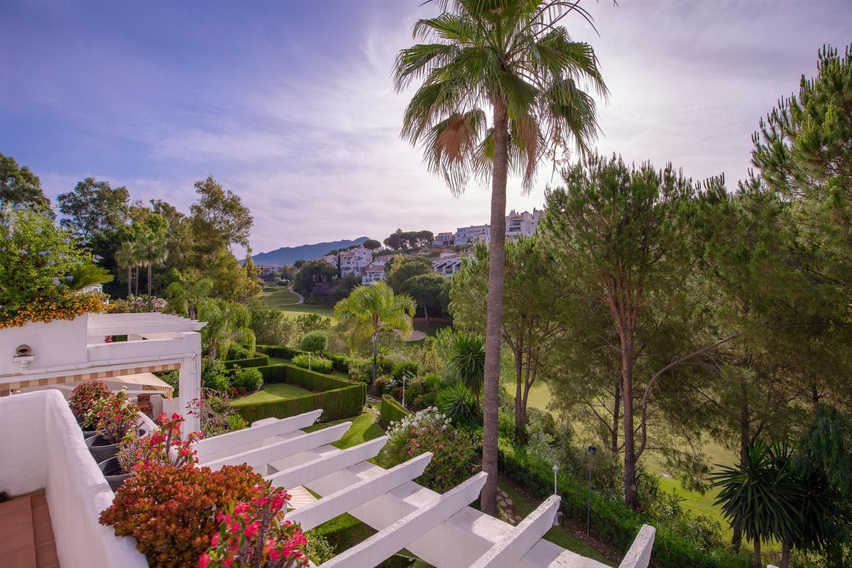 Beautiful duplex penthouse in El Soto de la Quinta with wonderful views onto the golf course

This i, Spain