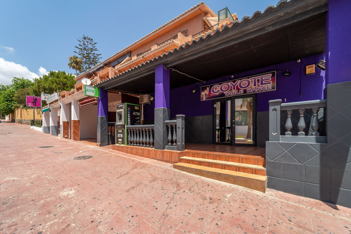 WITH DISCO LICENSE!!!

INVESTOR ATTENTION! Area 193 m², type of business party room with bar and dan, Spain