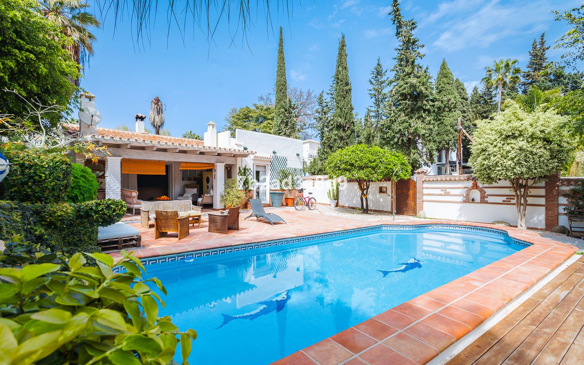 Vrijstaande Villa te koop in Nueva Andalucía R4716823