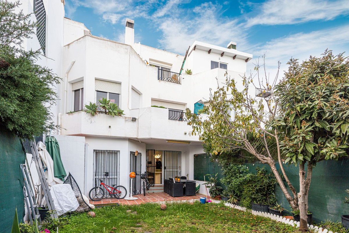 Town House for sale in Selwo, Estepona