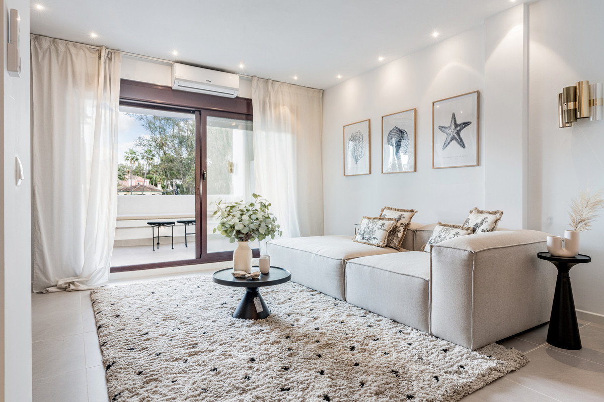 3 bedroom Apartment For Sale in Nueva Andalucía, Málaga