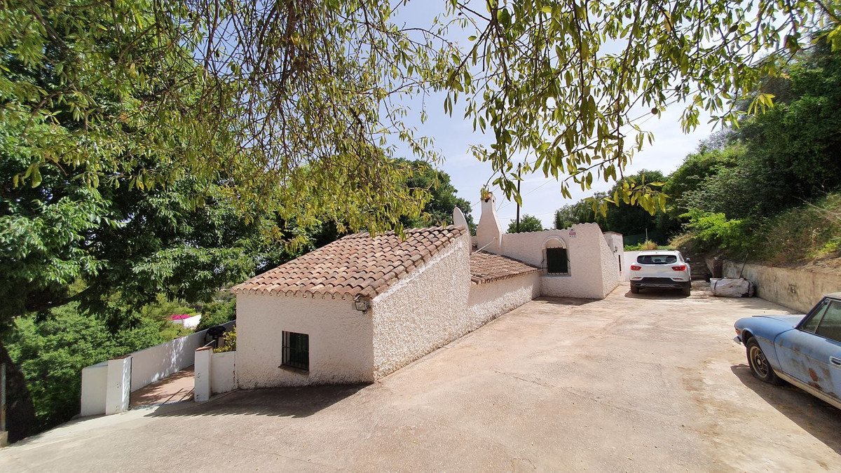 Lovely country house with lots of character within walking distance to Alhaurin El Grande. 

The pro, Spain