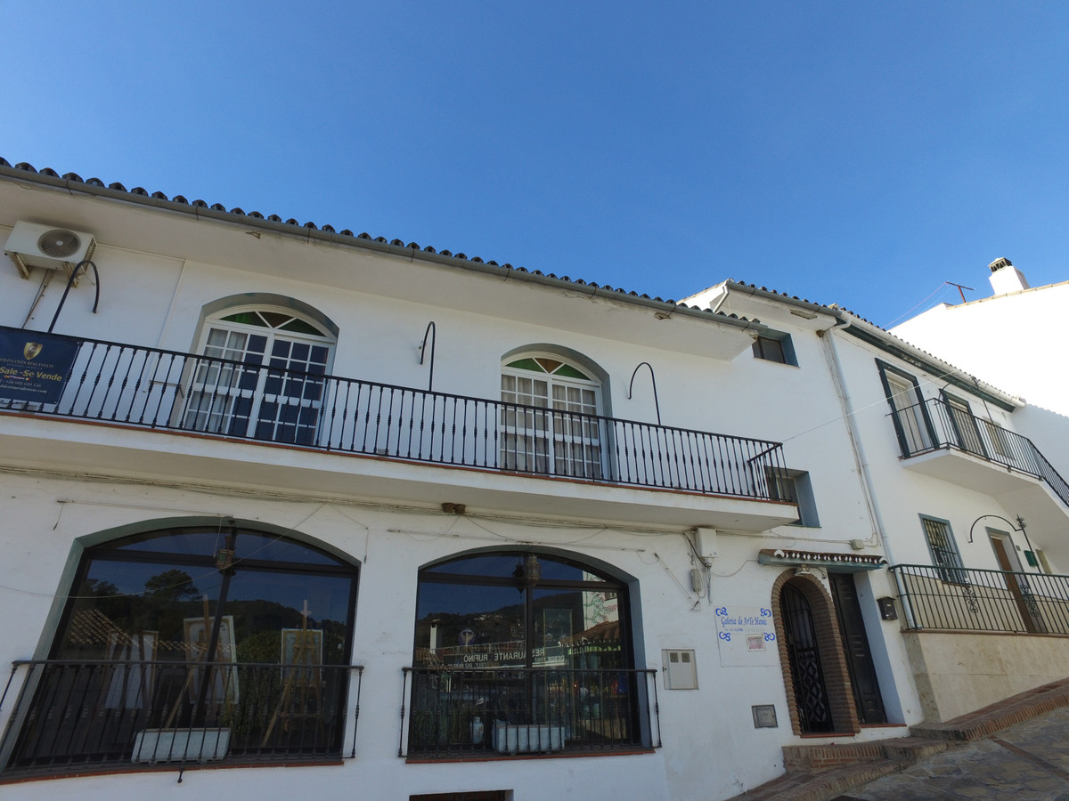 Ideal opportunity to combine your business with a home. This property is located in the village of B, Spain