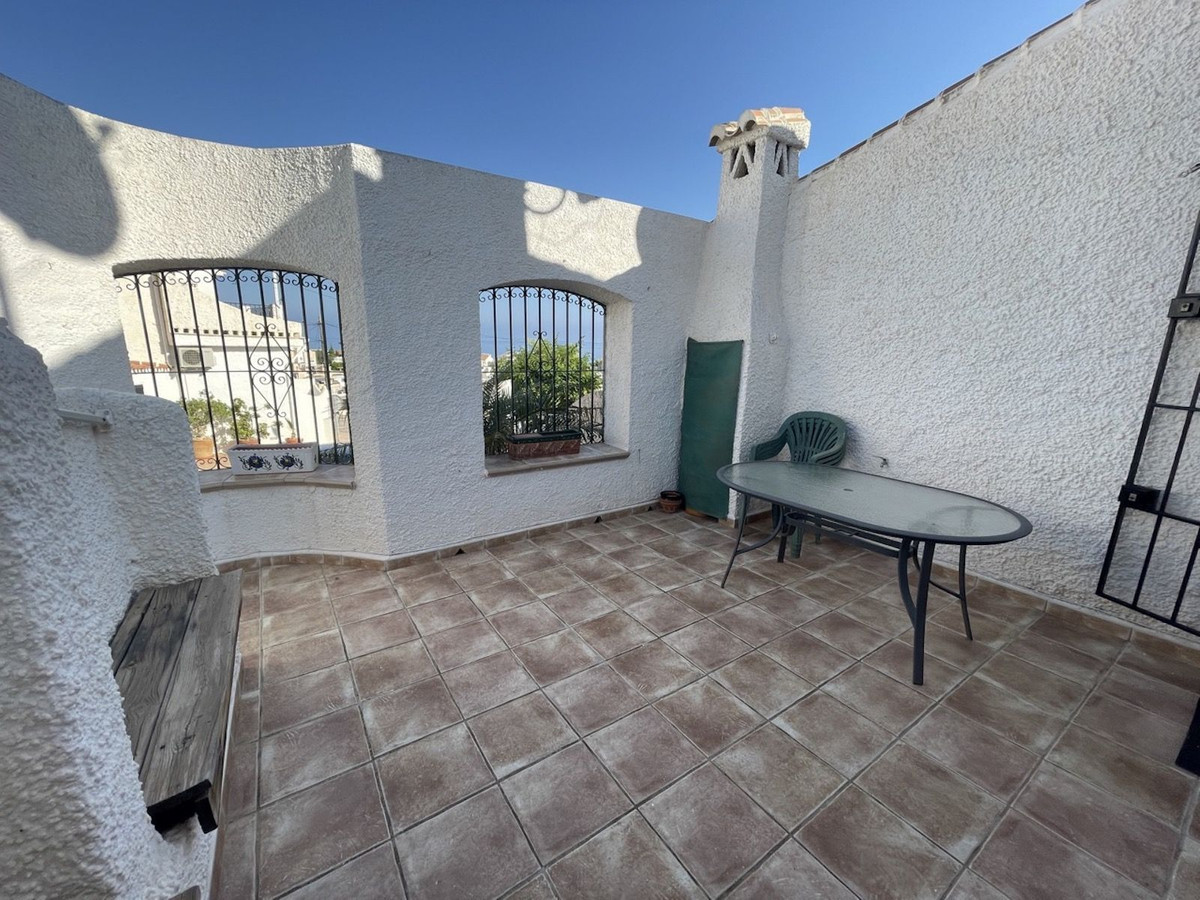 Located above Burriana Beach in the Chiminea area of Nerja is this lovely 2 bedroom, 2 bathroom townhouse which is distributed on two levels.
