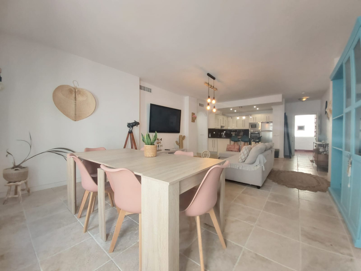 Beautiful 2-bedroom apartment for sale in the heart of Puerto Banús, with a tourist license for Air B&B and booking.com.
