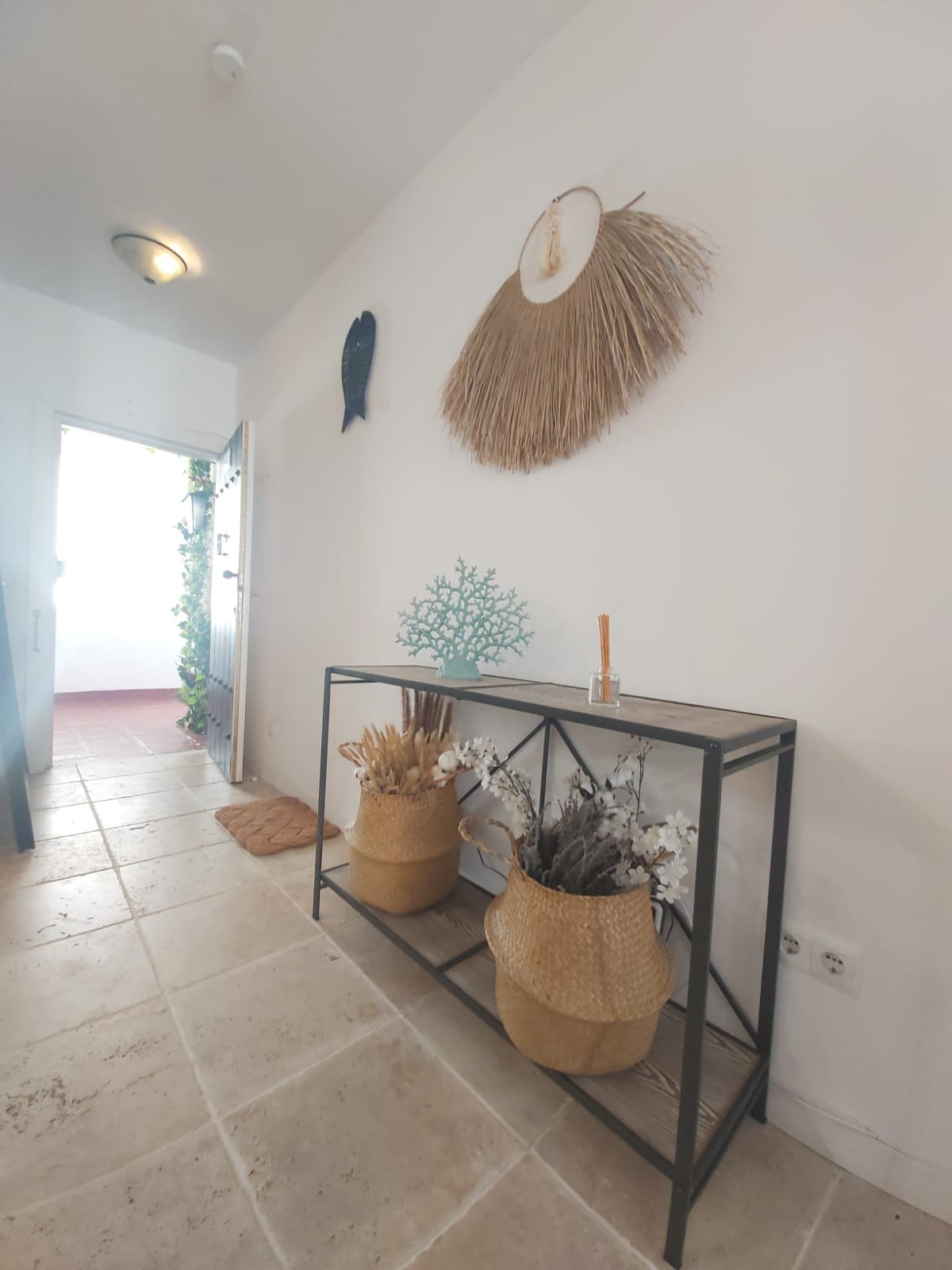 Beautiful 2-bedroom apartment for sale in the heart of Puerto Banús, with a tourist license for Air B&B and booking.com.