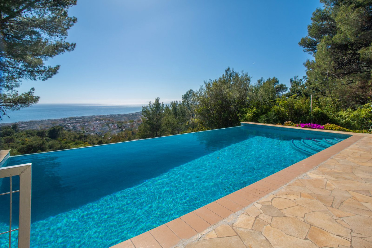 Finca with IMPRESSIVE SEA VIEWS. 10 minutes from the center of Marbella and the beach.

The house ha, Spain