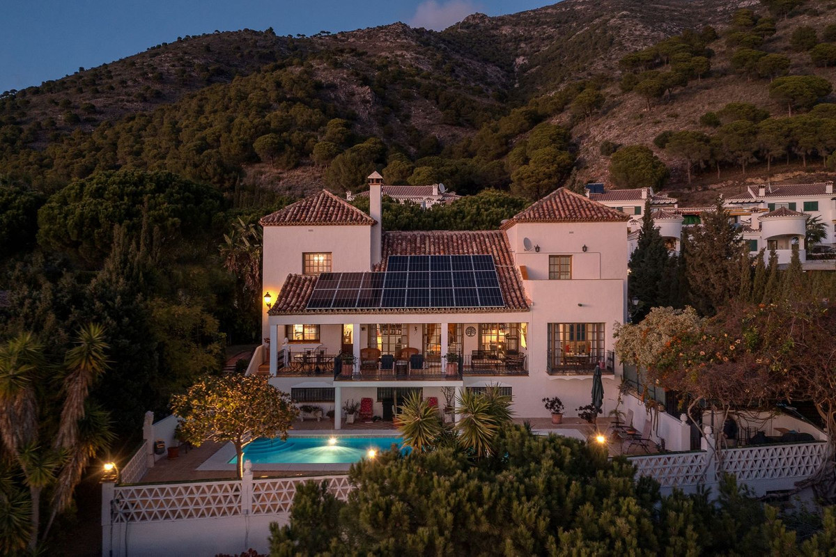 6 bedroom Villa For Sale in Mijas, Málaga