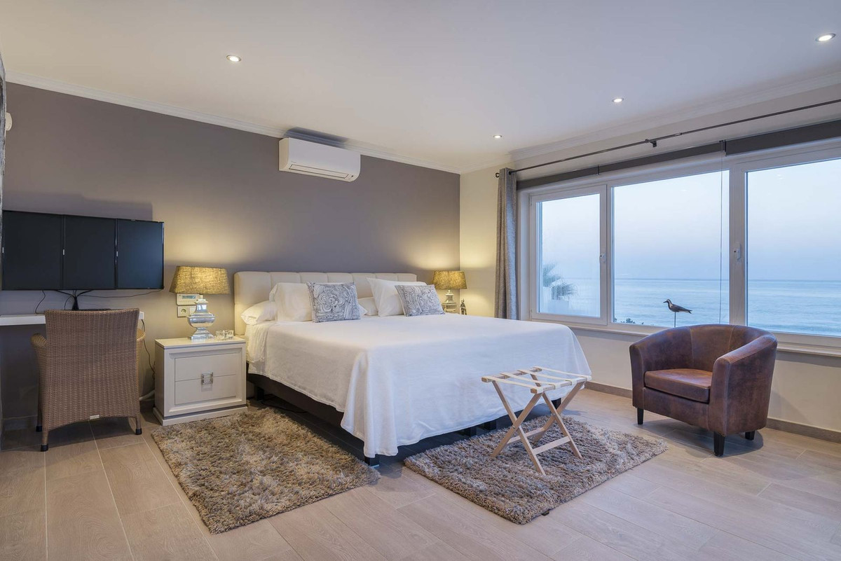 5 bedroom Villa For Sale in El Chaparral, Málaga - thumb 12