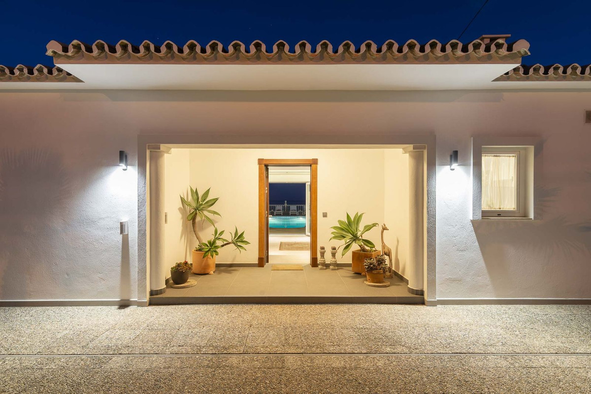 5 bedroom Villa For Sale in El Chaparral, Málaga - thumb 2