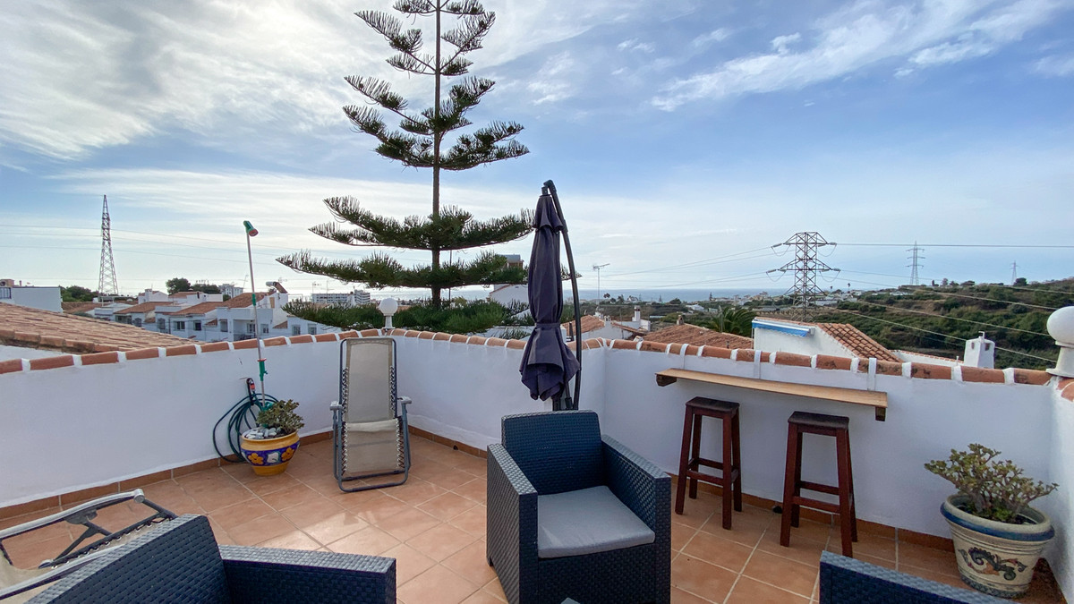 Well maintained townhouse with roof terrace, sea views and communal pool in the popular urbanization, Spain