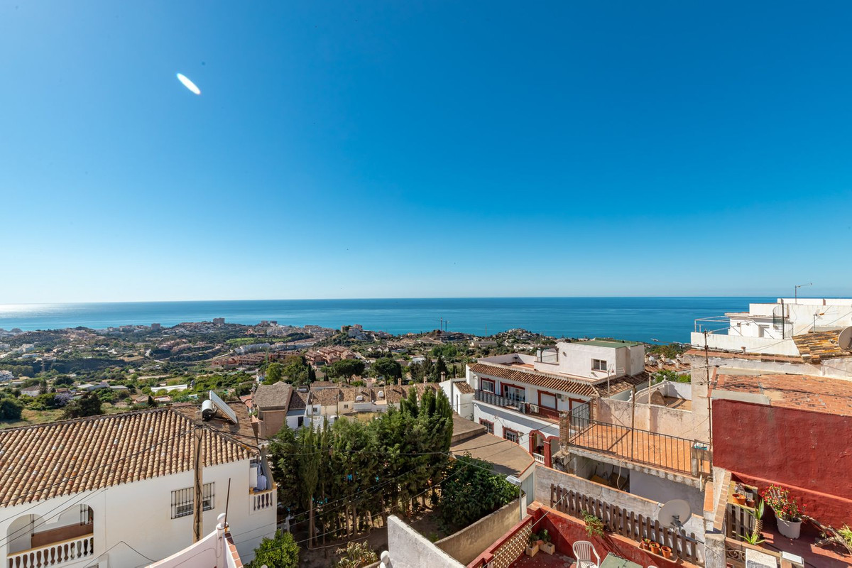 Semi-detached house in good condition in the centre of Benalmadena Pueblo. It is located in a street, Spain
