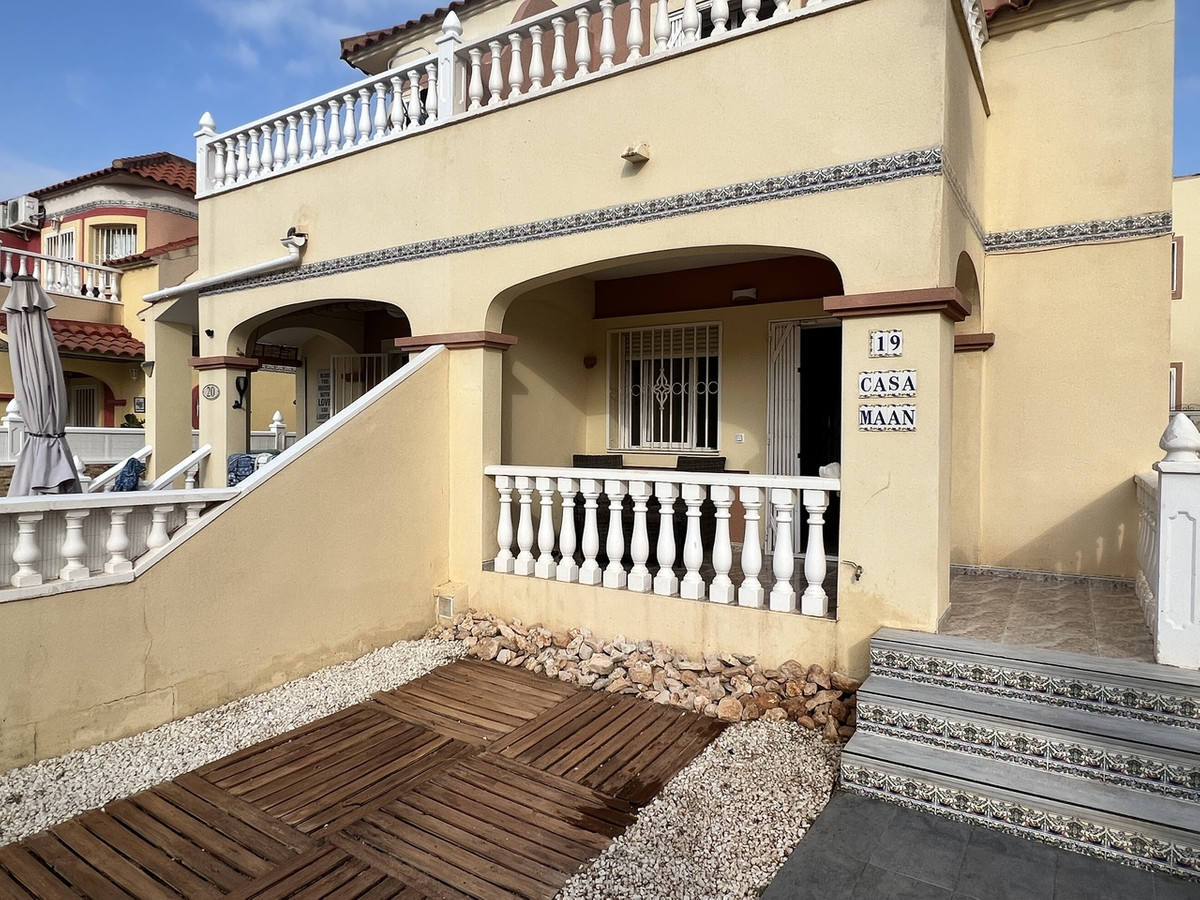 We are pleased to offer this reformed townhouse located 2 minute walk from La Zenia Boulevard and al, Spain