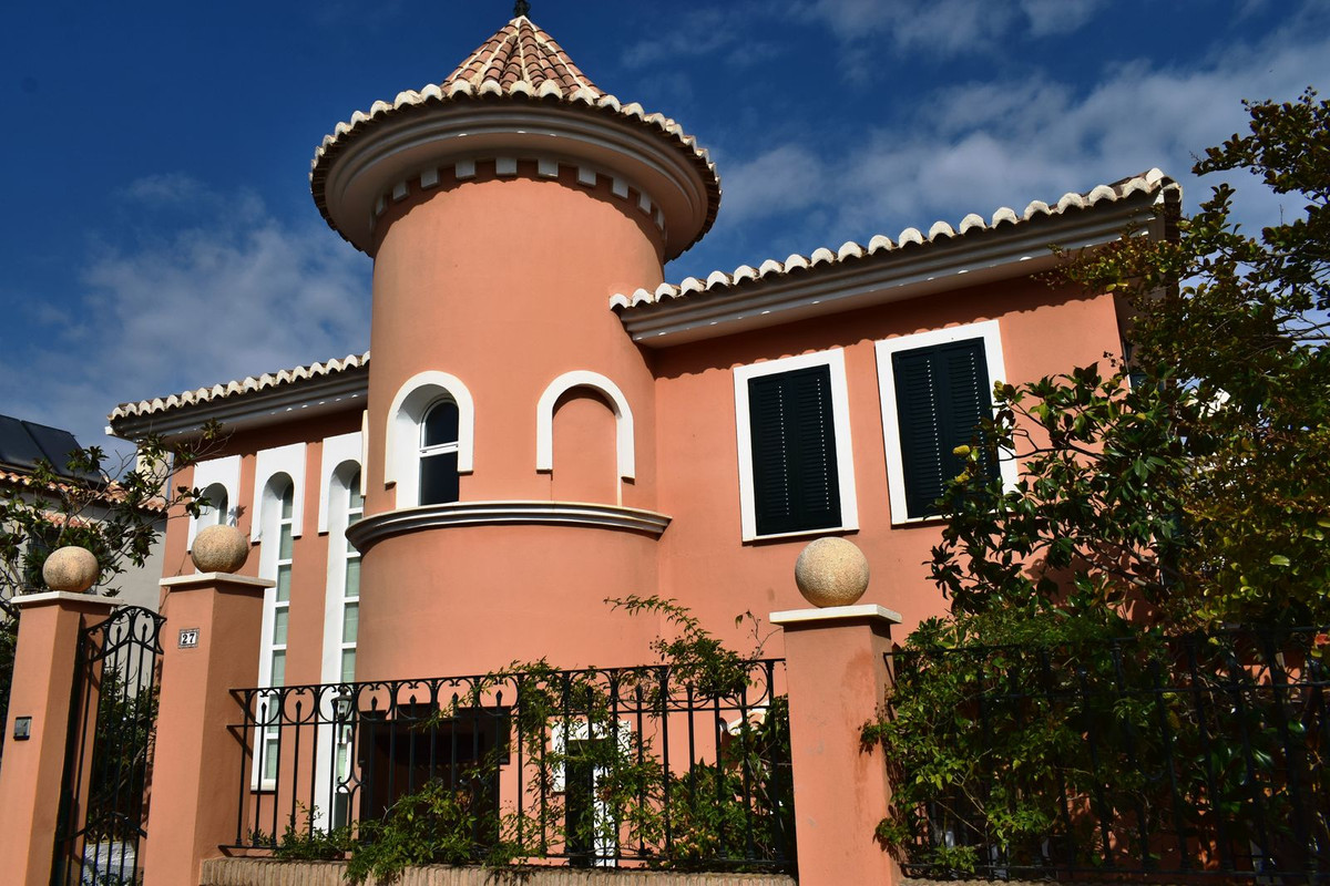 This beautiful, detached villa is located in a sought-after urbanization close to all amenities in T Spain