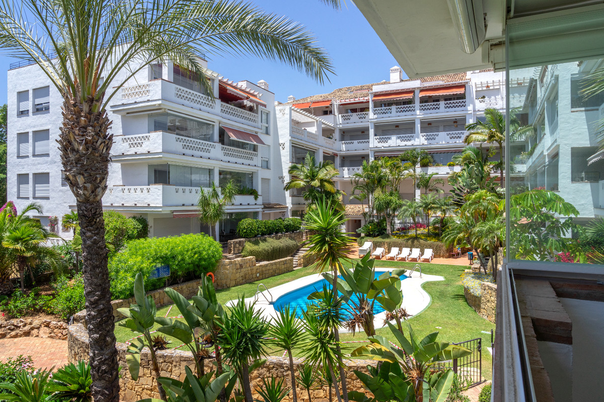 Middle Floor Apartment for sale in The Golden Mile R4125829