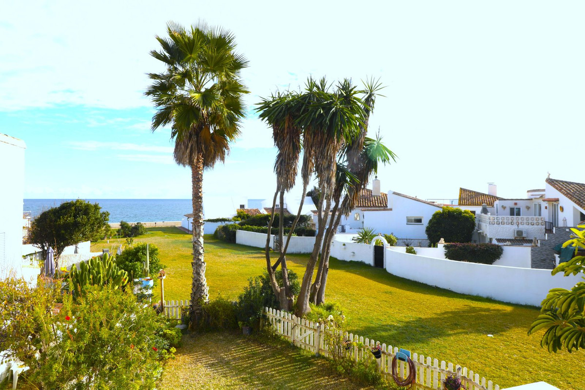 DO YOU JUST WANT TO LOOK AT THE SEA?

Very cozy villa on the beachside with wonderful views to the s, Spain
