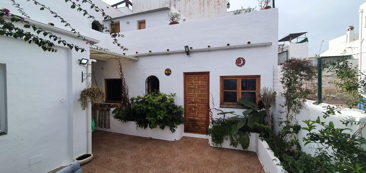 Nice and spacious townhouse with lots of charm. The property has 6 bedrooms making it an ideal famil, Spain