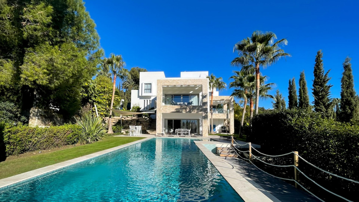 A stunning modern villa located in the prestigious area of Benahavis, El Paraiso Alto, in a cul-de-s, Spain