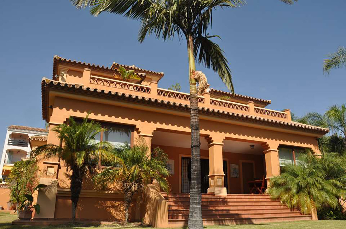 Magnificent villa in San Pedro beach, Marbella .A plot of 714 m2, this property has 590 m2 built are, Spain
