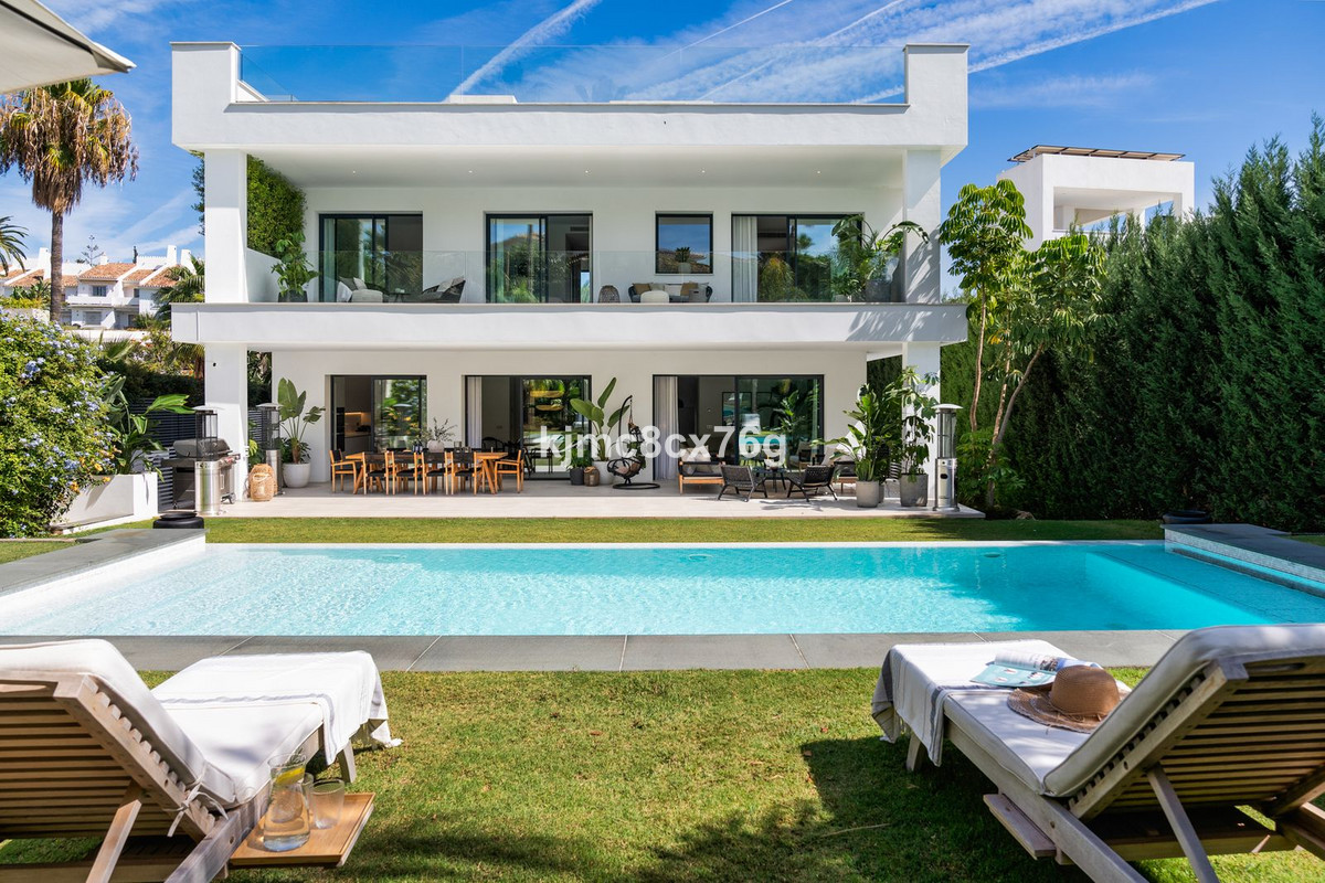 Vrijstaande Villa te koop in Nueva Andalucía R4553422