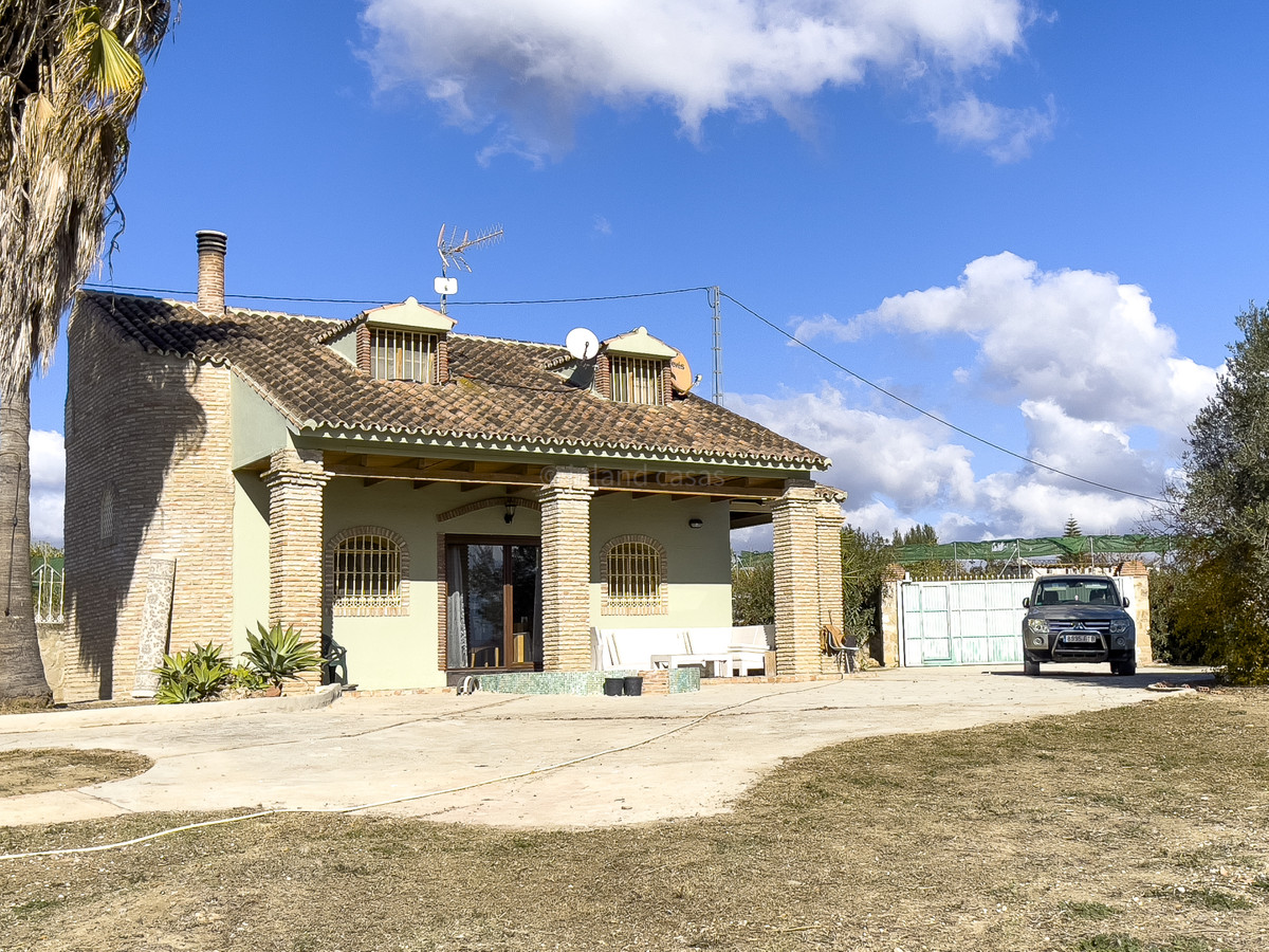 Located in the countryside between Cartama and Coín we have a beautiful 2 storey  house with two bedrooms, 1 full bathroom plus downstairs toilet ,...