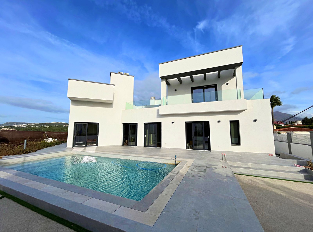Detached Villa for sale in Estepona R4167502