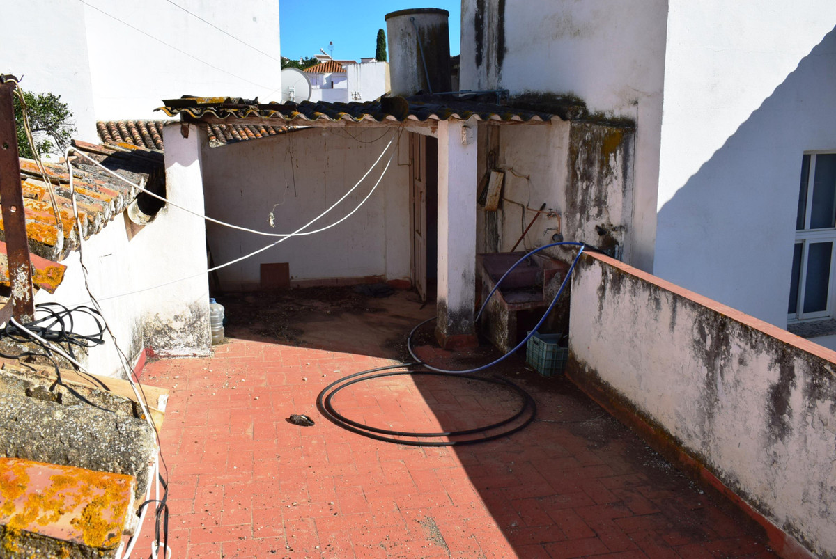 This village house is located in the centre of Benamargosa, right next to the Church.