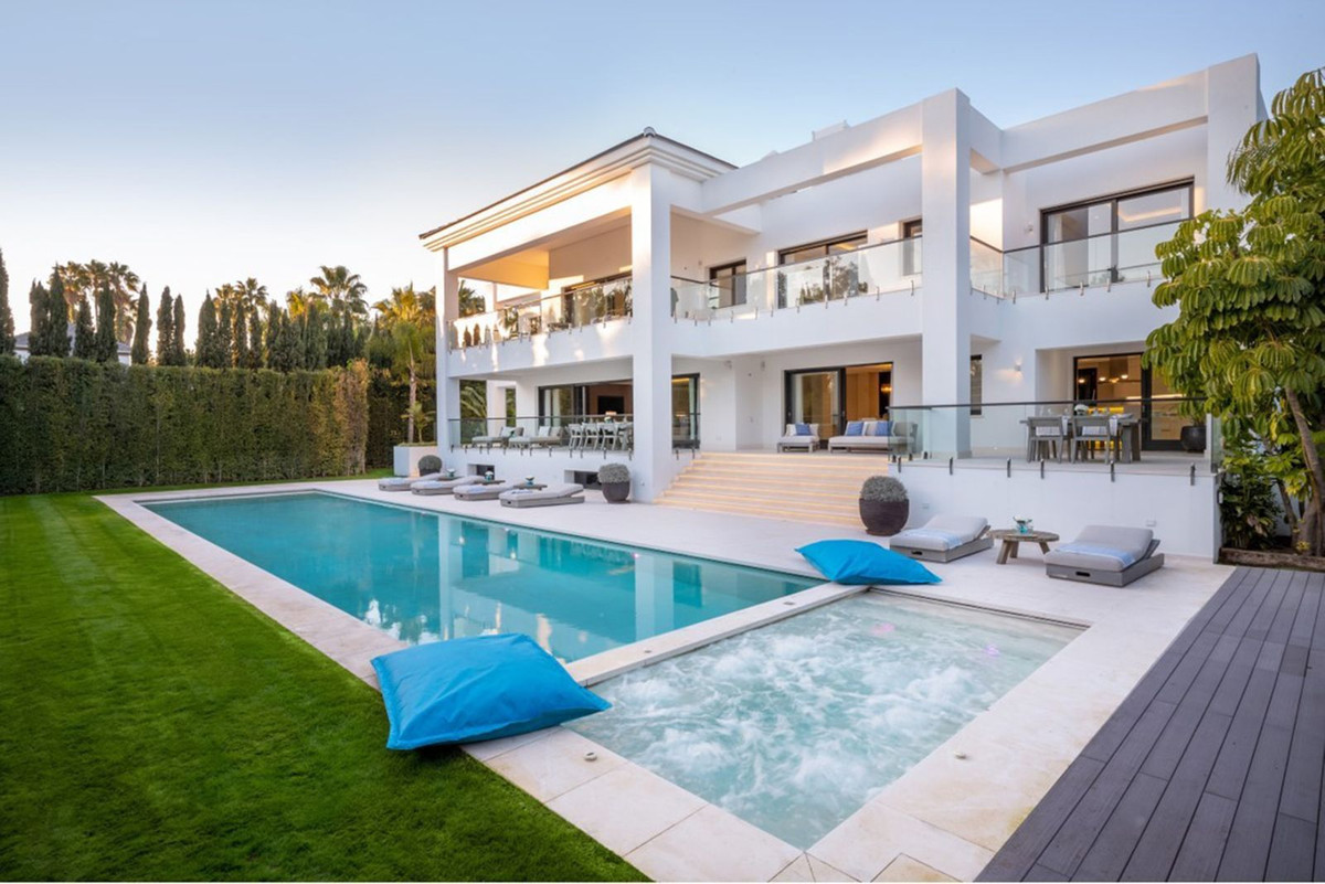 4 bedroom Villa For Sale in Guadalmina Baja, Málaga